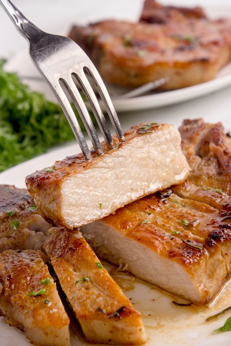 These super juicy and tender Reverse Sear Pork Chops are going to be your new favorite dinner item. The outside is perfectly golden brown while the middle is cooked to perfection! via @2kitchendivas Air Fryer Boneless Pork Chops, Sous Vide Pork Chops, Skillet Pork Chop Recipes, Leftover Pork Chops, Peach Pork Chops, Seared Pork Chops, Honey Barbecue, Easy Pork Chop Recipes, Pork Chop Dinner