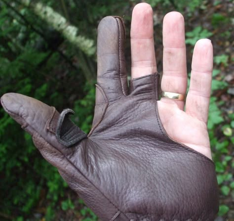 Thumb release glove - an alternative to the horn ring.(3 Rivers Archery) - self. Archer Gloves, Archery Photography, Archery Thumb Ring, Archery Lessons, Archery Gloves, Steampunk Armor, Archery Training, Gloves Aesthetic, Mounted Archery