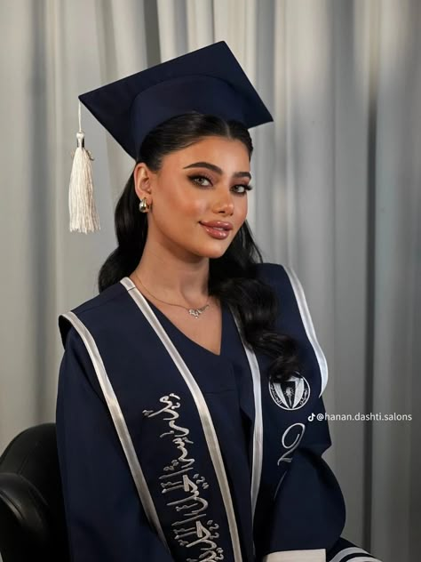 Hair Styles Graduation Cap, Graduation Cap Hairstyle, Cute Graduation Hairstyles With Cap, Hair With Graduation Cap, Aesthetic Graduation Photos, Graduation Hair With Cap, Grad Hairstyles With Cap, Makeup For Graduation Pictures, Graduation Day Poses