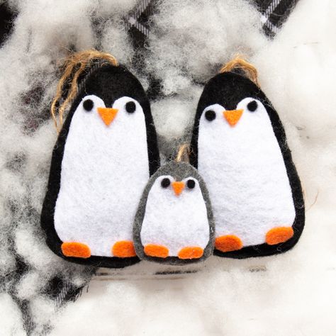 Free template to make a felt penguin family. Make these no-sew ornaments with felt scraps. Penguin Sewing Pattern Free, Penguin Ornaments Diy, Penguin Template Free Printable, Mr Popper, Penguin Stuffed Animal, Felt Scraps, Sew Ornaments, Felt Penguin, Penguin Family