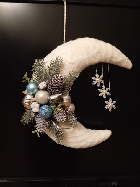 Moon Wreaths, Winter Magic, Holiday Crafts Christmas, Christmas Villages, Moon Shapes, Holiday Crafts, Crescent, Ramadan, Halloween Wreath