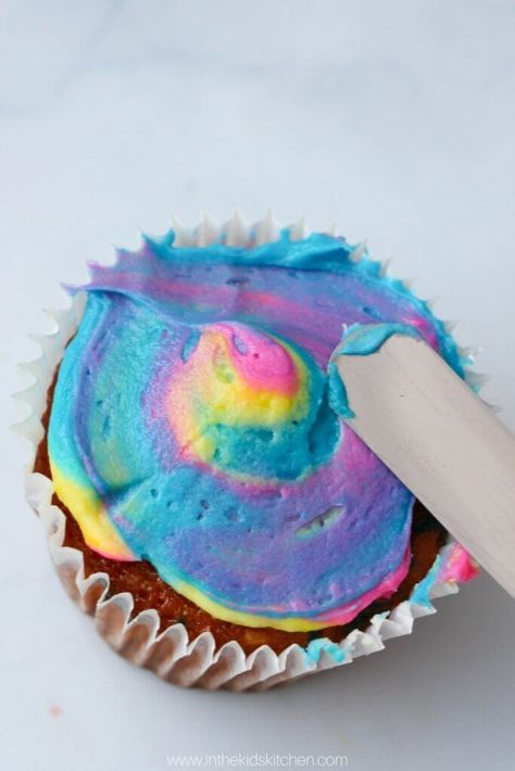 Tie Dye Cupcakes Frosting, Tie Die Cupcakes, Food Coloring Tie Dye, Tie Dye Frosting, Tie Dye Cupcakes, Cool Whip Frosting, Cookie Monster Cupcakes, Swirl Tie Dye, Silicone Cupcake Liners