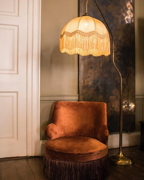 Arc Lamp Bedroom, Vintage Lamp Aesthetic, Arc Lamp Living Room, Aesthetic Floor Lamp, Floor Arc Lamp, Vintage Boho Bedroom, Dining Room Floor Lamp, Tree Lamps, Victorian Rooms