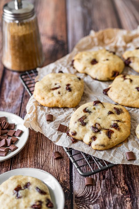 On se retrouve aujourd’hui avec une recette healthy, que vous pourrez déguster sans culpabiliser : ma recette cookie banane chocolat ! ------------- À la recherche d’une photographe culinaire ? N'hésitez pas à me contacter en message privé ou par mail à cookingviaje@gmail.com, je me ferai un plaisir de vous répondre ! ☺️ Biscuits And, Cookies Banane, Cookies Healthy, Healthy Cookies, Gmail Com, Cookies Et Biscuits, Brownies, Fondant, Biscuits