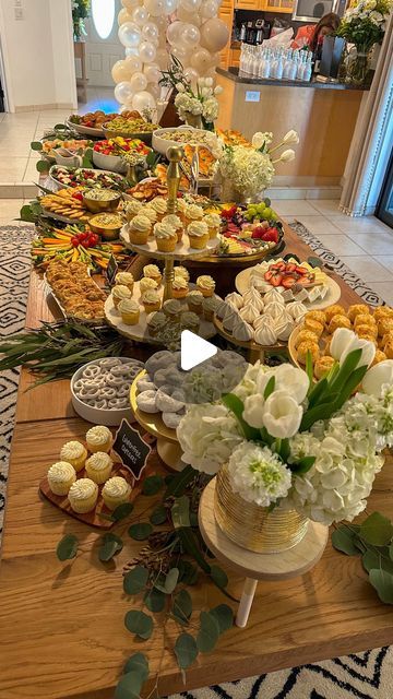 Alex Kamper | Kamper’s Kitchen on Instagram: "Bubbles and pearls to celebrate today’s graduation girlie! 🥂🫧🎓⁣ ⁣ ⁣ ⁣ #kamperskitchen #graduation #party #lunch #graduationparty" Lunch Buffet Ideas Parties, Party Display Ideas, Party Table Ideas, Graduation Party Table, Grazing Board, Food Buffet, Party Food Buffet, Family Party Games, Grazing Table