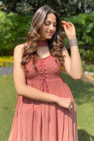 Sleeveless Anarkali Dress, Ombre Anarkali, Sleeveless Anarkali, Desi Wardrobe, Simple Frock, Simple Kurta, Simple Frock Design, Resham Embroidery, Trendy Outfits Indian