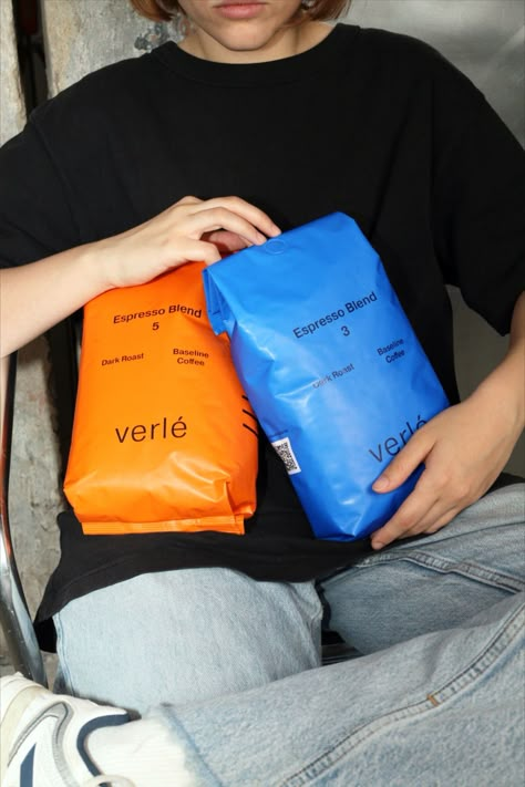 When it comes to minimalistic packaging designs, I'm almost always a fan. There's something special about simplicity; it's crisp, allowing the focus to be on the product itself, an act of brand courage. Verlé's coffee bag packaging is highly unembellished but makes for an elegant design. The soft-hued bags are fused with a plain, sans-serif typeface making for a design that relies on the strength of white space. Coffee Bag Packaging, Bean Bag Design, Coffee Bag Design, Coffee Bean Bags, Packaging System, Coffee Pack, Cafe Shop Design, Cool Packaging, Packaging Designs