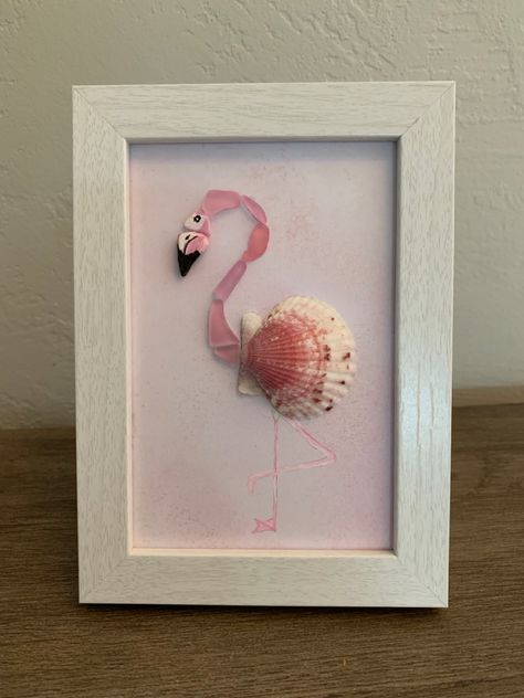 Flamingo Sea Glass Art, Big Seashell Crafts, Sea Glass Flamingo, Flamingo Shell Art, Seashell Flamingo, Pink Girls Art, Seashell Animals, Sea Inspired Art, Sea Glass Diy