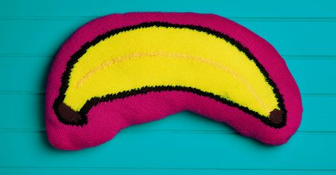 Free knitting pattern for banana pillow Funky Cushions, Dk Books, Rainbow Blanket, Bandana Bib, Cushion Pattern, Heart Decorations, Designer Toys, Free Knitting Pattern, Cat Toys