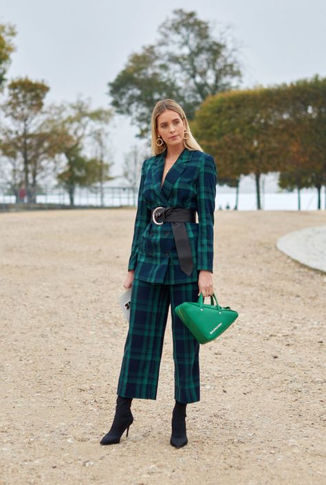 http://wheretoget.it/v2/look/5257017 Sunrise Paris, Tartan Suit, Look 80s, Tartan Fashion, Style Anglais, Plaid Suit, Before Sunrise, Street Style Inspiration, Work Attire