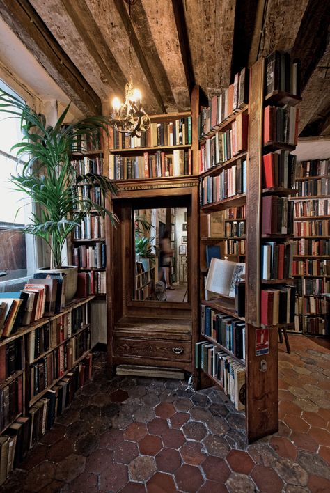 Book Shops, Bookstore Cafe, Shakespeare And Company, Dream Library, Beautiful Library, Library Aesthetic, Home Library Design, Book Cafe, Home Libraries