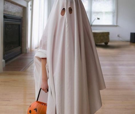 25 Effortlessly Frugal Last Minute Halloween Costumes | Young Finances Diy Ghost Costume, Toddler Ghost Costume, Ghost Costume Kids, Costumes Faciles, Diy Ghost, Meme Costume, Ghost Halloween Costume, Hallowen Ideas, Ghost Diy