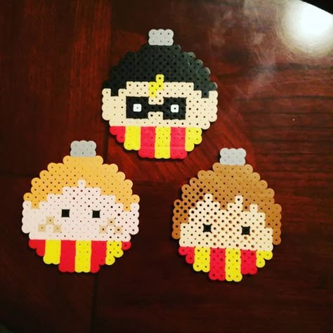 Perler Ornaments, Christmas Harry Potter, Harry Potter Weihnachten, Harry Potter Perler Beads, Diy Harry Potter Crafts, Harry Potter Christmas Ornaments, Harry Potter Platform, Harry Potter Ornaments, Christmas Perler Beads