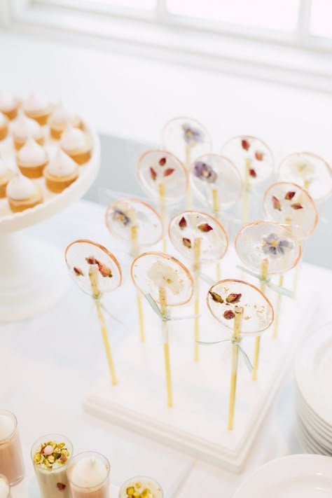 edible flower lollipops Buffet Dessert, Bridal Shower Desserts, Garden Bridal Showers, Spring Bridal Shower, Summer Bridal Showers, Shower Desserts, Bridal Shower Tables, Table Food, Bridal Shower Flowers