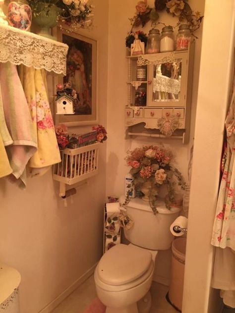 Pretty Bathroom Cozy, Bathroom French, Bathroom Cottage, Interior Cottage, Bathroom Traditional, Baños Shabby Chic, French Bathroom, Chic Bathroom Decor, Styl Shabby Chic