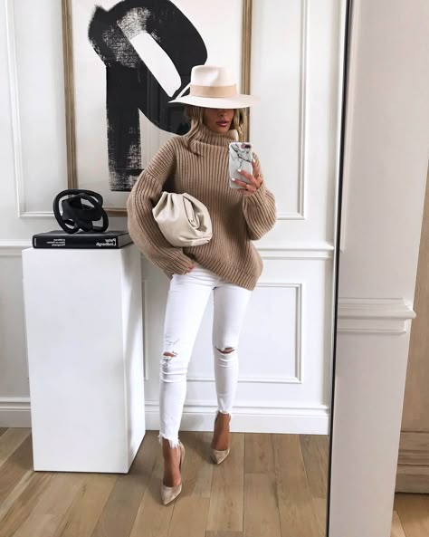 I love wearing white jeans in the fall. To recreate the perfect white jeans outfit, layer on a chunky sweater in a beige color then add a wool fedora and suede pumps. I'm wearing a camel sweater from Anine Bing and Gianvito Rossi pumps. Visit my blog to see more fall outfit ideas, dressy jeans outfits, and chic fall outfits. #falloutfits #fallfashion #lookoftheday Fedora Outfit, Winter Fashion Outfits Dressy, Fedora Hat Outfits, Ripped Jeans Look, Pumps Outfit, Mia Mia Mine, Dressy Jeans, Mia Mia, White Jeans Outfit