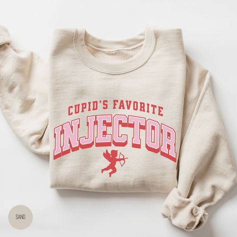 Cupid's Favorite Nurse Injector Varsity Sweatshirt - Etsy Cricut Sweater, Custom Sweatshirt Ideas, Preppy Stuff To Buy, Fall Shirt Ideas, Christmas Sweatshirt Ideas, School Merch, Grandma Era, Gifts For Nurse, Outfits For Christmas