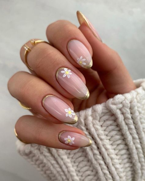 Isabel May on Instagram: “White Flowers 🤍 & Gold Details ✨ ▫️ . Insta so needs a daisy emoji 👀🙃……🌸🌺🌼 Prep- @navyprotools 🤍 Gels/Polish- base bio Rose gold bio hp…” Gold Tip Nails, Ash Blond, Classy Acrylic, Manicure Designs, May Nails, Floral Nail Designs, Daisy Nails, Her Nails, Floral Nail Art