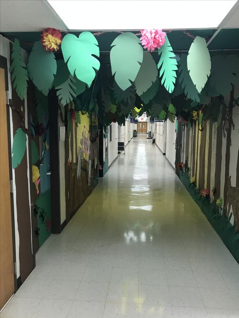 Jungle hallway Hoco Hallways Themes, Jungle Hallway Theme, Spirit Week Hallway Ideas, Jungle Theme School Hallways, Jungle Hoco Theme, Jungle Theme Homecoming, Junior Hallway Themes, Jungle Theme Hallway, Hoco Decorations Hallway