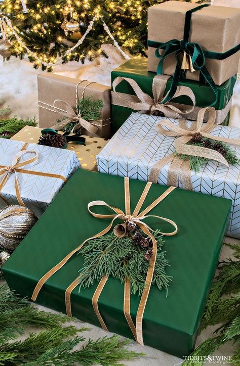 Unique Gift Wrapping Christmas, Christmas Wrapping Ideas, Christmas Present Wrap, Creative Wrapping, Gift Wrapping Techniques, Gift Wrapping Inspiration, Gift Wrapping Ideas, Unique Gift Wrapping, Holiday Wrap