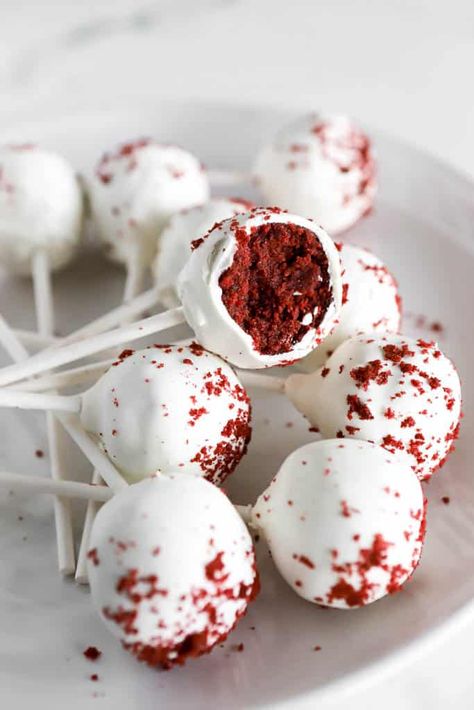 Snacks For Party Sweet, Dessert Recipes Red Velvet, Simple Cakepops, Easy Recipes 3 Ingredients, Cookie Cakepops, Cake Pop Balls, Red Velvet Treats, Homemade Cake Pops Recipe, Simple Cake Pops