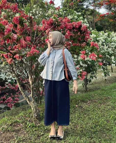 Rok Jeans Hijab Ootd, Ootd Rok Jeans Hijab, Ootd Rok Jeans, Vintage Hijab, Outfit Ngampus, Ootd Hijab Style, Fashion Identity, Muslim Fashion Hijab Outfits, Hijab Style Casual