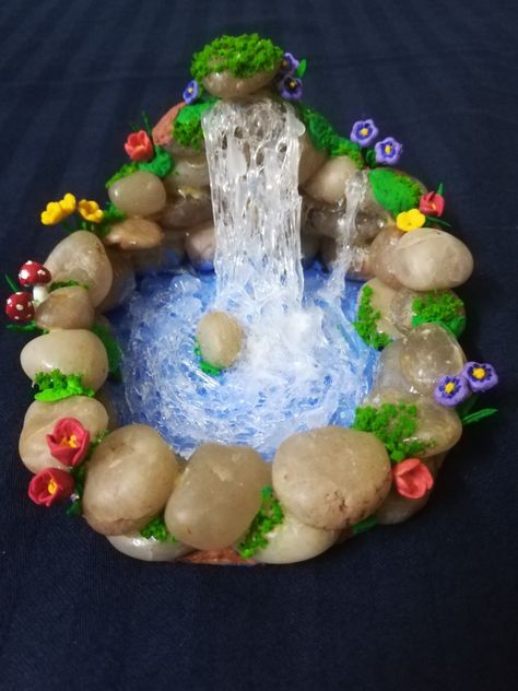 Diy Woodland Decor, Hot Glue Waterfall, Diy Woodland, Beautiful Terrariums, Fairy House Diy, Small Waterfall, Woodland Decor, Diy Resin Crafts, Seashell Crafts