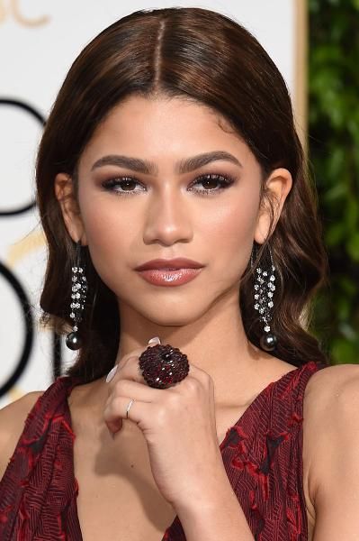 Maroon Dress Makeup, Makeup For Burgundy Dress, Estilo Zendaya, Oval Makeup Brush, Makeup Looks For Blue Eyes, Wine Colored Dresses, Zendaya Maree Stoermer Coleman, Zendaya Style, Garnet And Diamond Ring