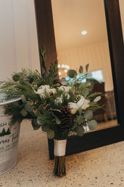 Winter Wedding Bouquet Evergreen Bridesmaid, Bridesmaid Bouquet Winter Wedding, December Wedding Decor Ideas, December Wedding Flowers Bridal Bouquets, December Wedding Ideas Decoration, Pine Wedding Bouquet, Rustic December Wedding, Winter Wedding Bouquet Evergreen, December Bouquet