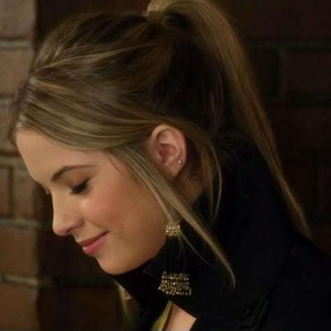 Hannah Marin Makeup, Hanna Marin Hairstyles, Pll Hanna Outfits, Hanna Marin Makeup, Hannah Marin Outfits, Pretty Little Liars Hairstyles, Pll Hair, Hanna Core, Hanna Marin Outfits