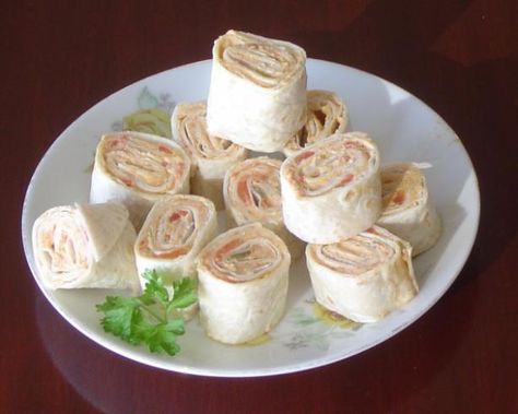 Mexican Pinwheels, Pinwheel Recipe, New Years Eve Dinner, Pinwheel Recipes, Filling Recipes, Appetizer Dips, Refried Beans, Yummy Appetizers, Om Nom