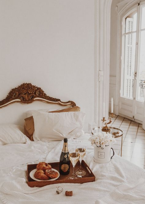 Hotel Breakfast In Bed Aesthetic, Breakfast In Bed Ideas Romantic For Him, Luxury Bed And Breakfast, Hotel Breakfast In Bed, Wine In Bed Aesthetic, Breakfast In Bed Proposal, Breakfast Display, Wine In Bed, Champagne In Bed