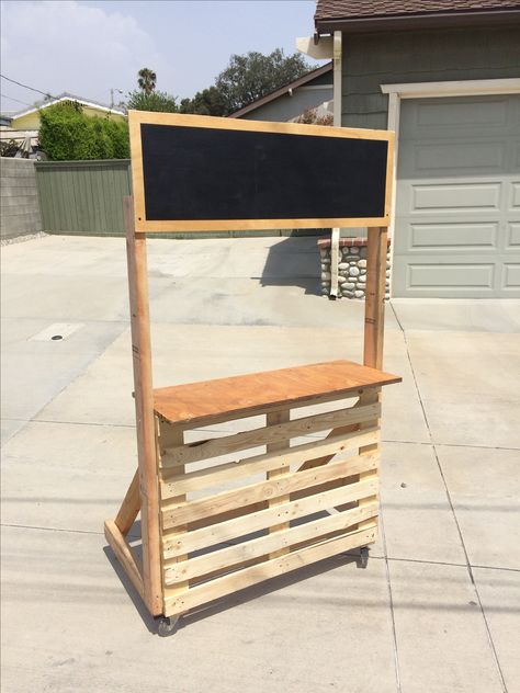 DIY lemonade stand on wheels using a pallet Pallet Lemonade Stand, Birthday Board Diy, Lemonade Stand Ideas, Kids Lemonade Stands, Diy Lemonade Stand, Kids Lemonade, Diy Chalkboard Sign, Diy Lemonade, Lemonade Stands