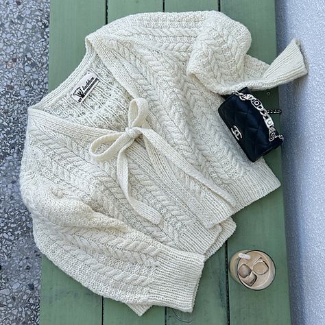 Ravelry: Bapuri Cardigan pattern by berryknitting White Cardigan Knitting Pattern, Crochet Patterns Sweaters, Knit Fashion Pattern, Holiday Knitting Patterns, Fall Knitting Patterns, Intermediate Knitting Patterns, Summer Knitting Patterns, Advanced Knitting, Womens Knitting Patterns