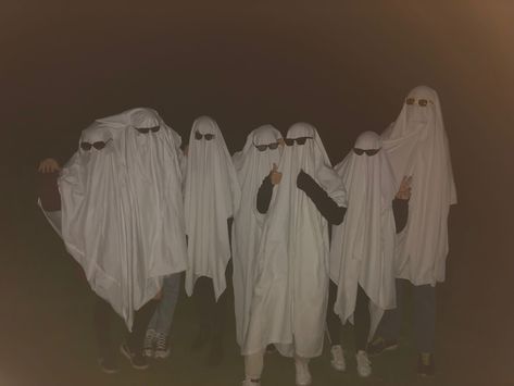 Ghost trend photoshooting at night with friends to Halloween 7 Friends Pictures Aesthetic, 7 Best Friends Pictures Aesthetic, Ghost Group Costume, Friend Group Of 7 Aesthetic, Group Of 8 Friends Aesthetic, 5 Ghost Friend Aesthetic, Group Ghost Photoshoot, Ghost Pics With Friends, Ghost Bestie Photos