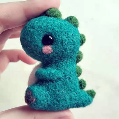 Needle Felted Dino, Needle Felted Dinosaur, Felt Needling, Dinosaur Craft, Diy Wool Felt, Diego Brando, Felting Diy, Felt Monster, Diy Wool