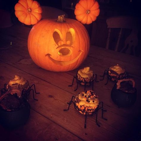 Love a Halloween pumpkin but short of ideas? Here are 24 cute and scary pumpkin carving ideas to try this Halloween. Awesome Pumpkin Carvings, Cute Pumpkin Carving, Mouse Pumpkin, Disney Pumpkin Carving, Scary Halloween Pumpkins, Halloween Pumpkin Carving Stencils, Pumkin Carving, Mickey Mouse Pumpkin, Creative Pumpkin Carving