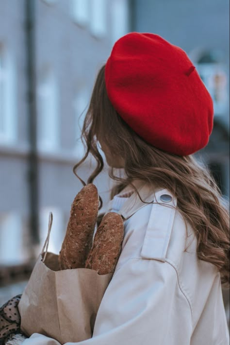 Beret Photoshoot, Beret Aesthetic, Red Beret Outfit, Breakfast At Tiffany's Dress, Beret Outfit, French Hat, Coffee Shop Photography, Red Beret, Cold Fashion