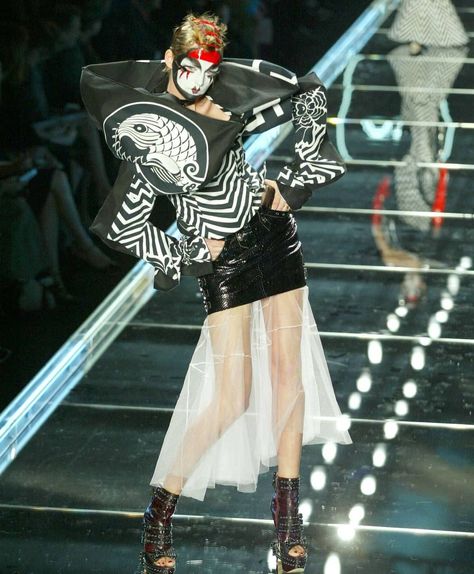 Best Diy Halloween Costumes, Galliano Dior, Stella Tennant, Oki Doki, Diy Halloween Costume, Unique Costumes, Weird Fashion, Couture Details, Diy Halloween Costumes