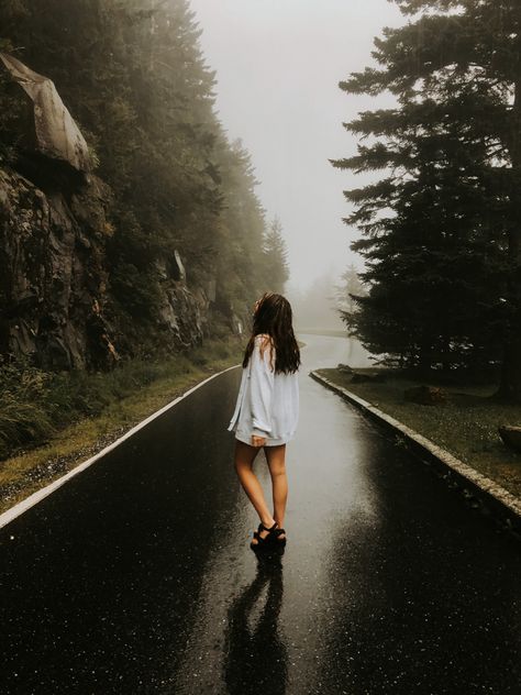 Raining Photoshoot Ideas, Rainy Outdoor Photoshoot, Rainy Pictures Ideas, Rainy Instagram Photos, Raining Senior Pictures, Rainy Day Photoshoot Ideas, Outdoor Aesthetic Photoshoot, Rainy Portrait Photography, Rainy Senior Pictures Photo Ideas