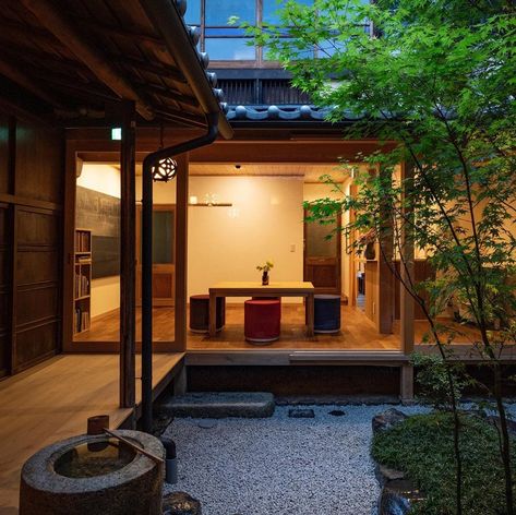 Casa japonesa: surpreenda-se com o estilo oriental de viver – Tua Casa Japanese Room Decor, Japanese Courtyard, Japan House Design, Tuscany Home, Japanese Inspired Home, Small Dream Homes, Asian House, Aesthetic Japanese, Japanese Home Design