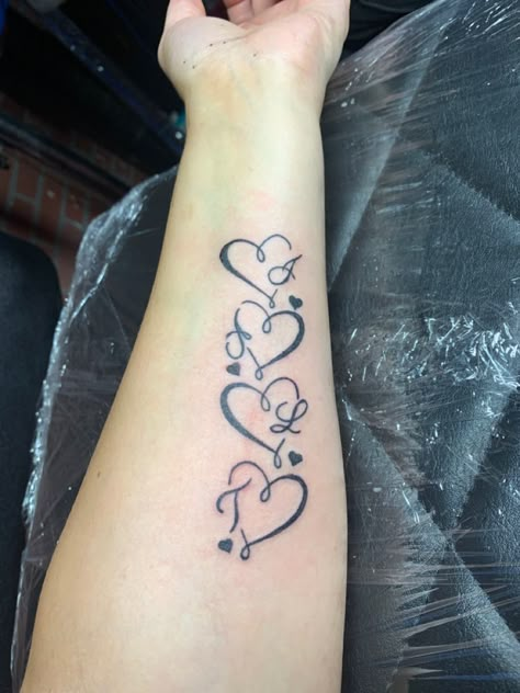 4 Connected Hearts Tattoo, 4 Hearts Tattoo Ideas Family, Vine With Names Tattoo, 5 Children Tattoos For Moms, Mother Of Four Tattoo Ideas, Mom Of Four Tattoo, 4 Heart Tattoo Family, Heart Tatoos Woman Hand, Tattoo For Stepchildren