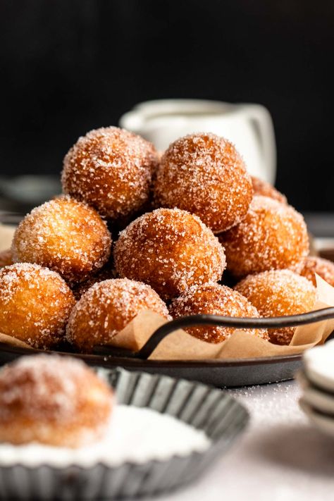 Stack of donut holes on a plate. Fried Donut Holes, Gourmet Plating, Boston Cream Donut, Donut Hole Recipe, Yeast Donuts, Doughnut Holes, Fried Donuts, Boston Cream, Donut Holes