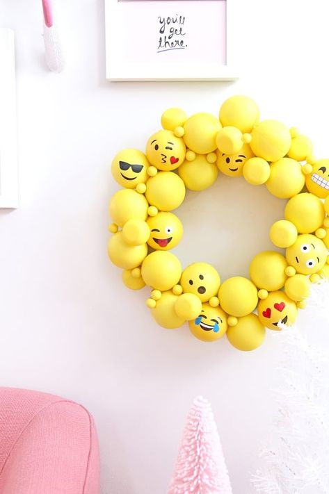 DIY Emoji Wreath | Emoji Birthday Party Ideas Emoji Room, Emoji Party Decorations, Emoji Balloon, Party Emoji, Emoji Craft, Emoji Birthday Party, Teen Christmas Gifts, Emoji Party, Emoji Birthday