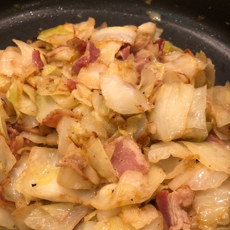 Cabbage Hamburger, Smothered Cabbage Recipe, Cabbage Ideas, Smothered Cabbage, Cabbage Side Dish, Southern Fried Cabbage, Brunch Sides, Cabbage Recipe, Cabbage And Bacon