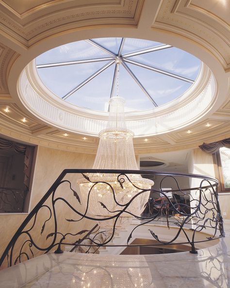 Staircase with atrium and plaster ceiling decoration by Hellenic Plasterwork Round Skylight Ceilings, Round Ceiling, Round Stairs, Second Floor Landing, Rooftop Patio Design, Grand Hall, Luxury Ceiling Design, Ceiling Domes, Skylight Design