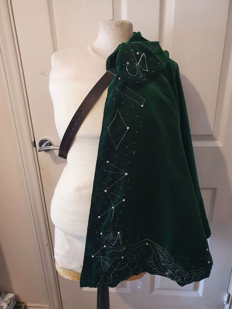 Cape Fantasy, Half Cape, One Shoulder Cape, Dragon Hats, Fantasy Au, Shoulder Cape, Dnd Inspiration, Falling Kingdoms, Larp