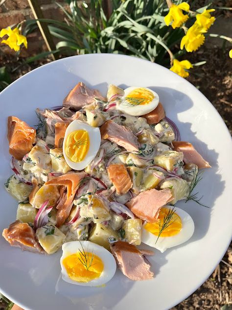 Potato Salad w/ Hot Smoked Salmon Potato Salmon Salad, Poached Salmon Salad, Hot Smoked Salmon Appetizer, Hot Smoked Salmon Salad, Hot Smoked Salmon Recipes, Cool Meals, Fish And Salad, Smoked Salmon Salad Recipes, Fish Salads