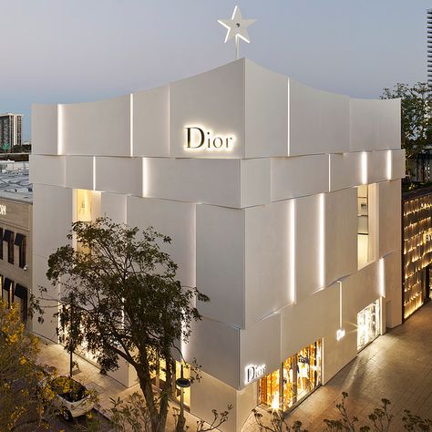 Barbarito Bancel Wins Silver American Architecture Prize for Dior Flagship Miami Pictures, Dior Store, Architectural Buildings, Modern Miami, Miami Design District, White Architecture, Dior Shop, Dior Boutique, Concrete Facade