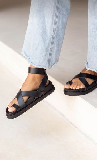 Liberté - Premium leather goods. Toe Loop Sandals, Sandals Outfit, Chunky Sandals, Elegante Casual, Black Leather Sandals, Hand In Hand, Sneakers Shoes, Sandals Summer, Strappy Sandals